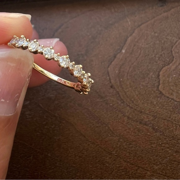 Elegant Gold Diamond Ring - Picture 6 of 9